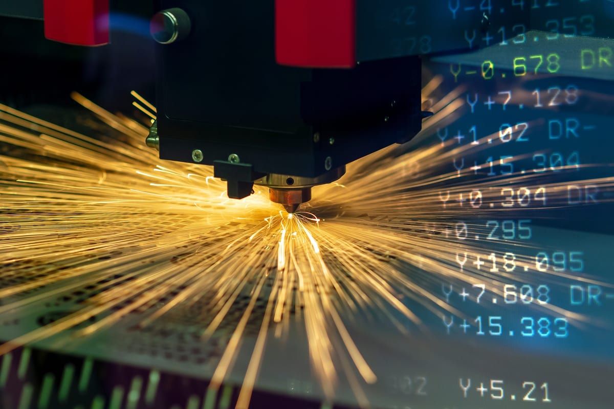 Corte por láser de fibra con datos de programación CNC superpuestos