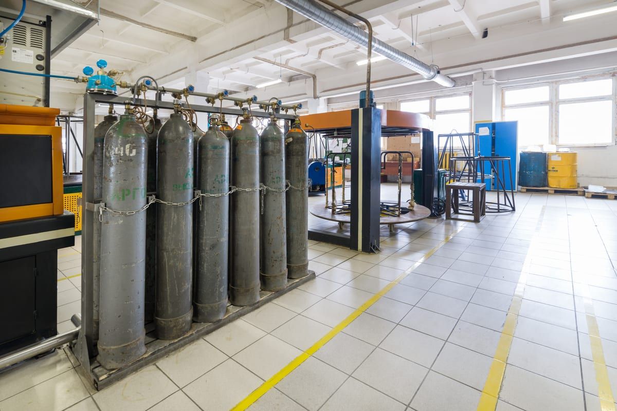 Batería de botellas de gas conectadas a la instalación de suministro de una nave industrial