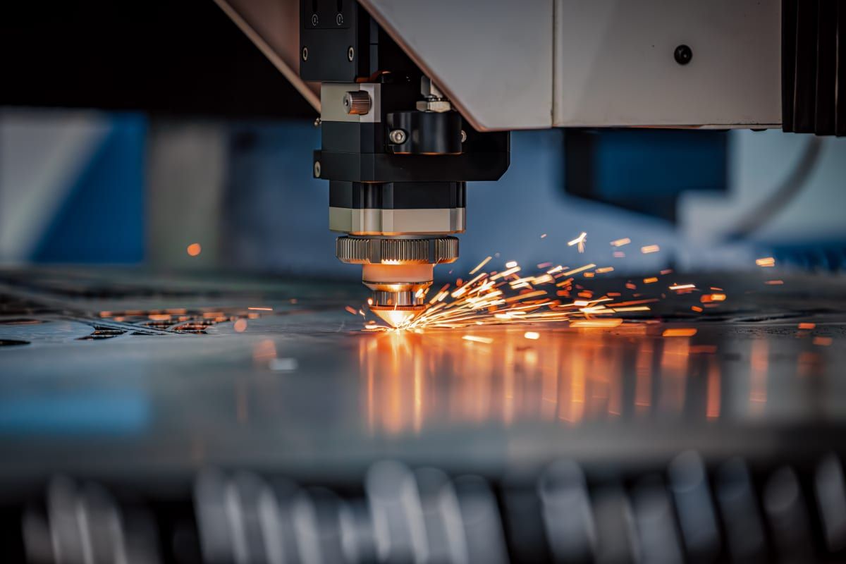 Corte de metal con una máquina de corte por láser en una planta industrial