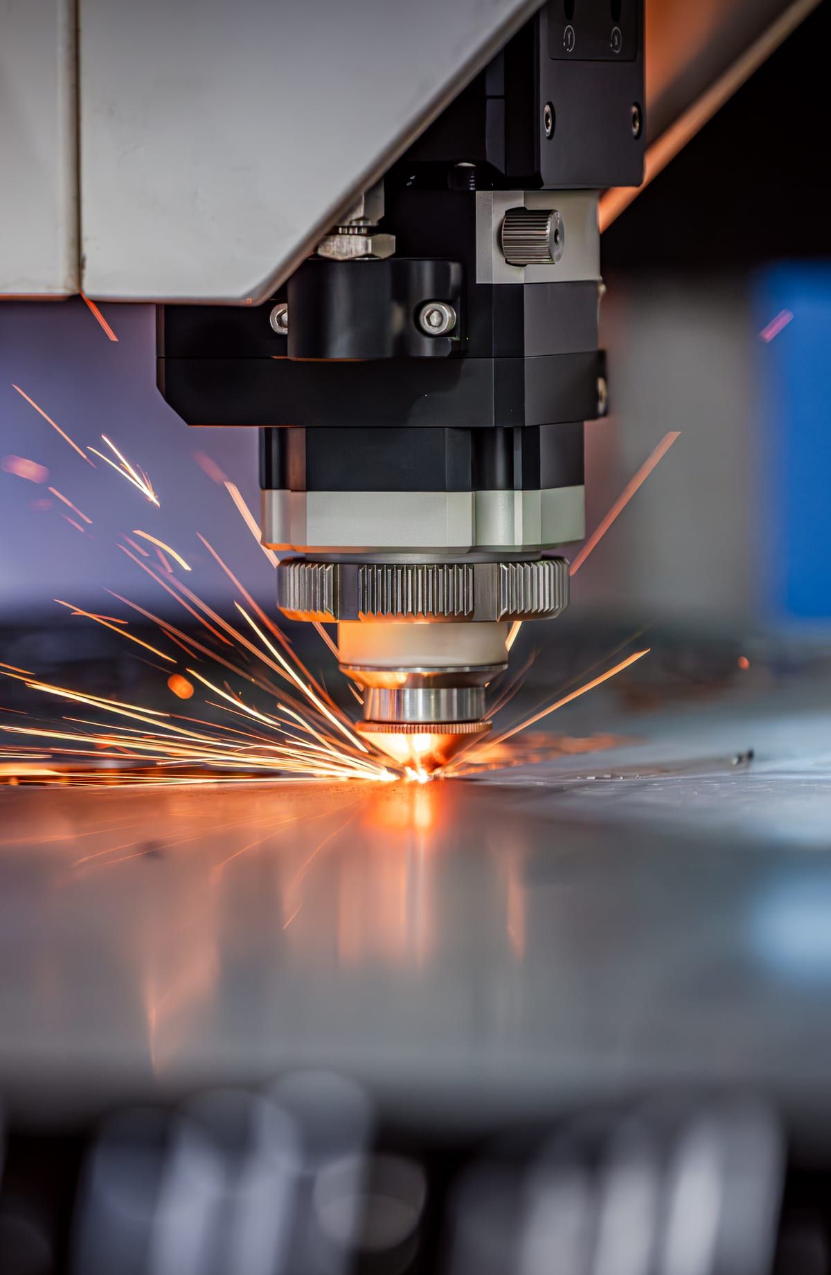 Boquilla de una máquina de corte por láser durante el corte de metal