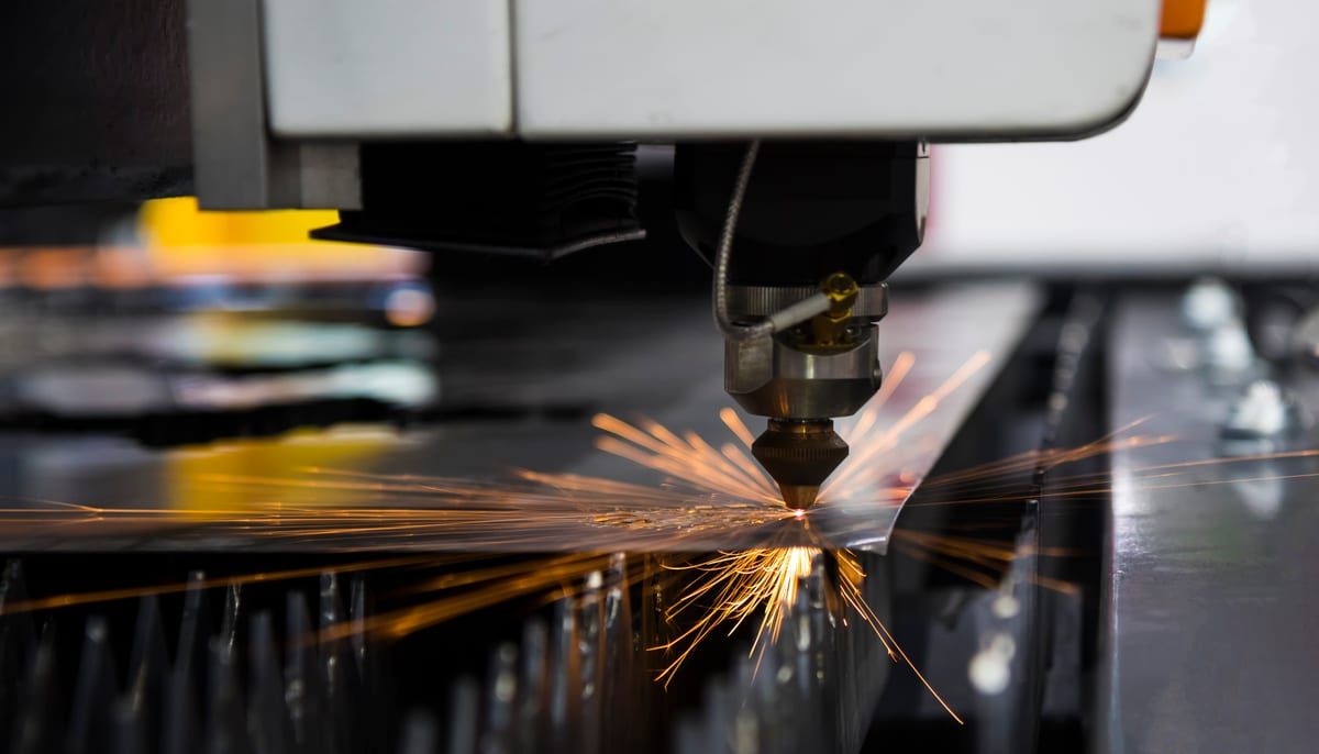 Cabezal de corte láser sobre una chapa de acero en una máquina industrial