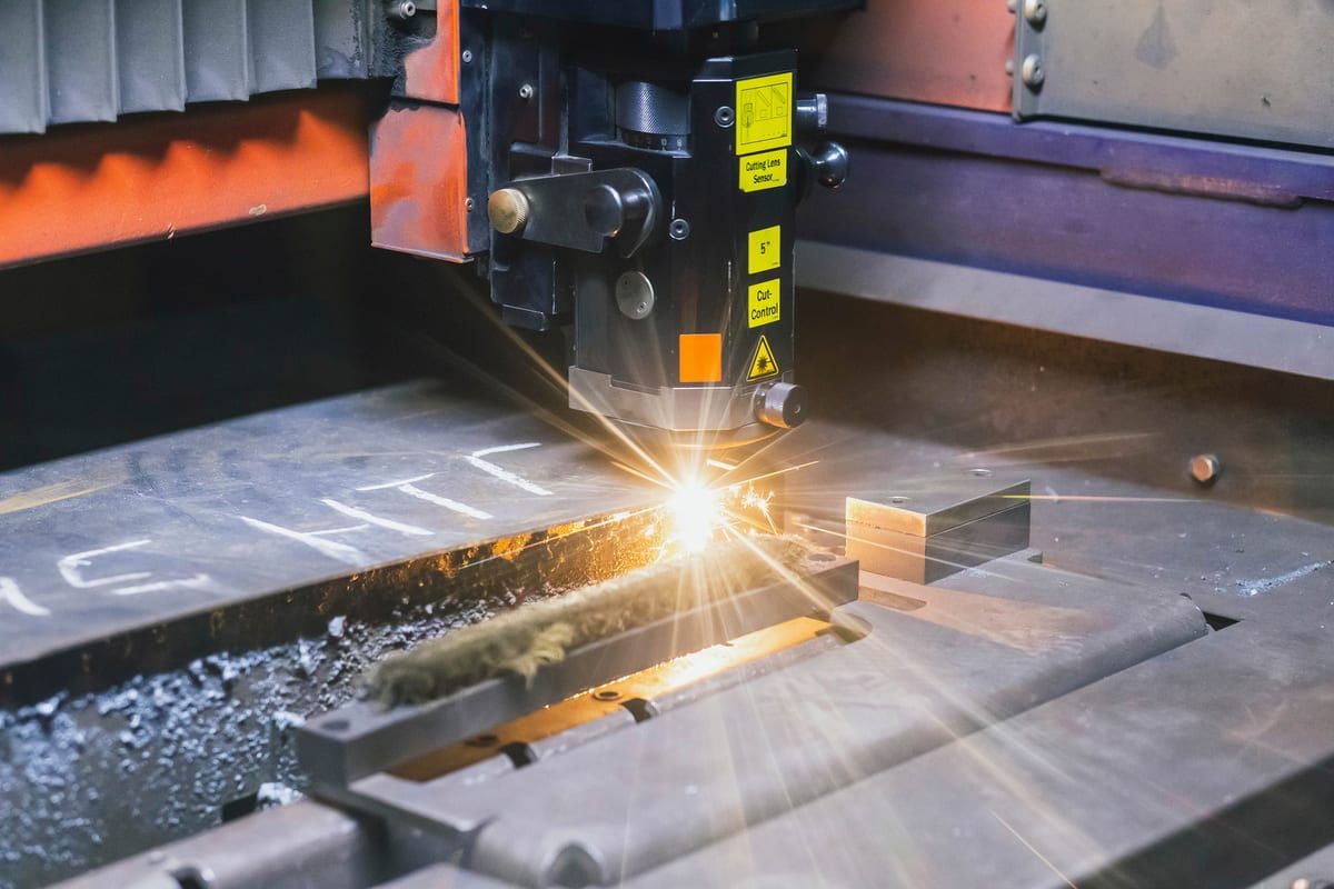 Máquina de control numérico cortando chapa gruesa con láser