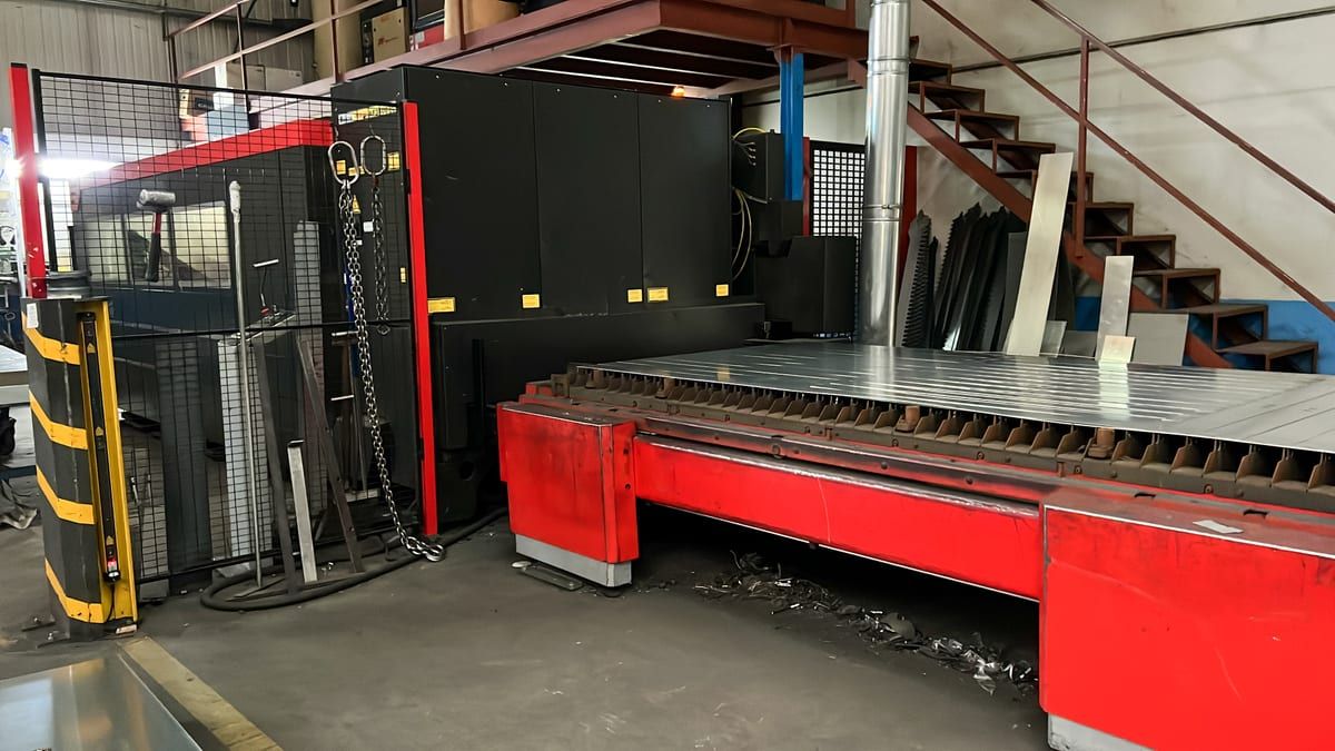 Máquina de corte por láser instalada en una nave industrial